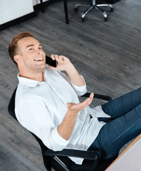 Man die zich behoudt aan de structuur van Cold calling