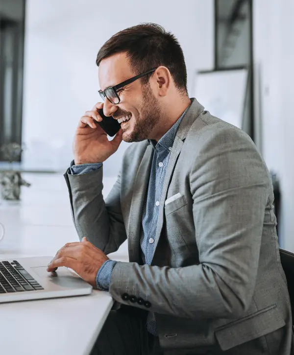 Man die aan Cold calling doet en positief blijft